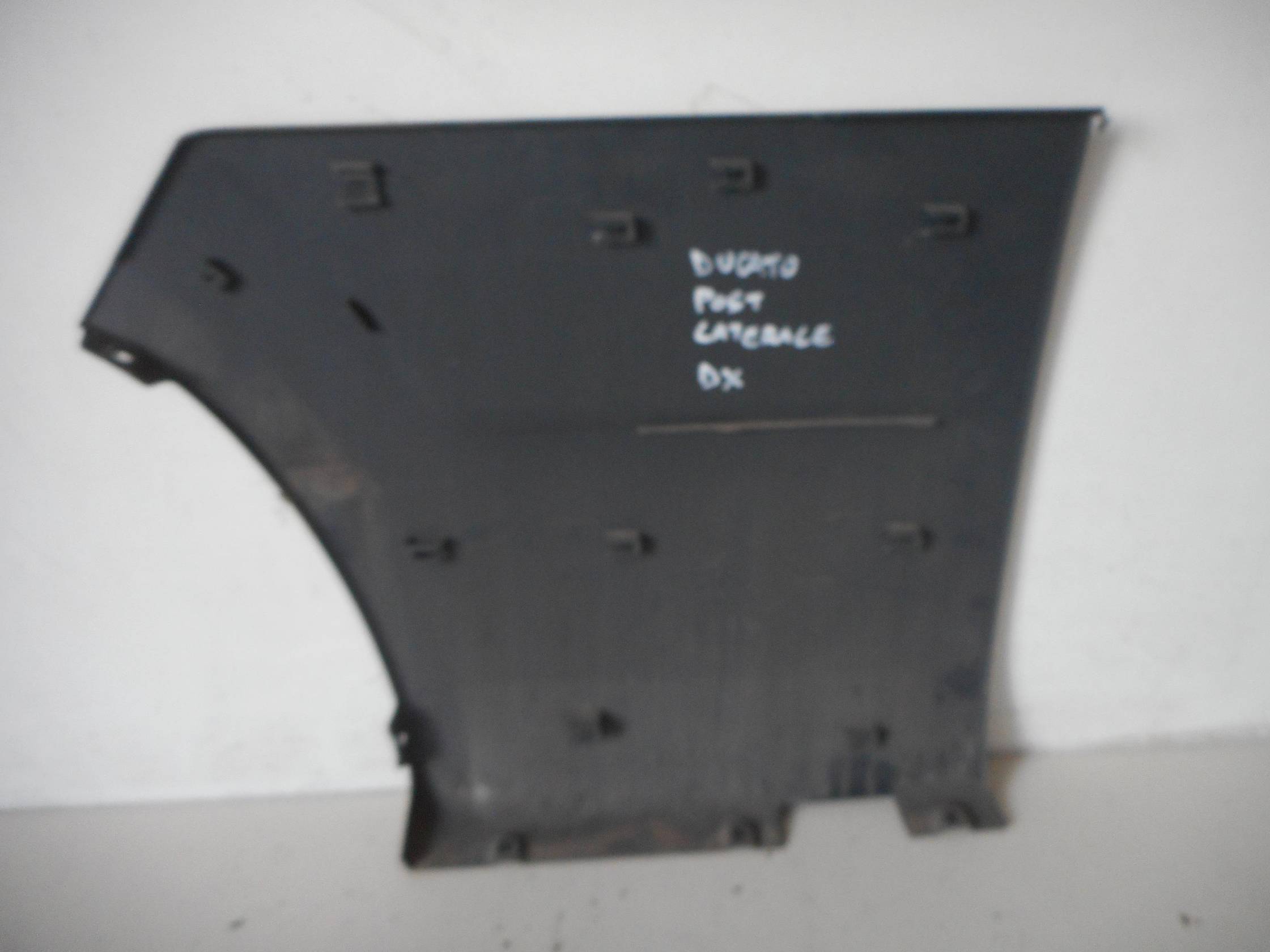 Paraurti post. lat. dx.